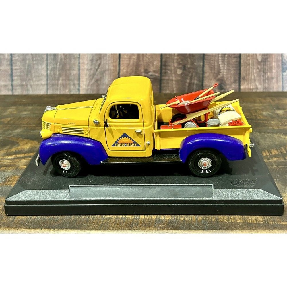 Motor Max 1941 Plymouth Truck Farm Mart Farm Acc Yellow Purple Diecast 1:24 Rare